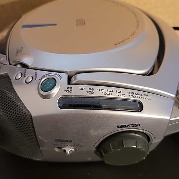 Emerson Portable Stereo am/fm Compact Disc Player - Picture 5 of 16